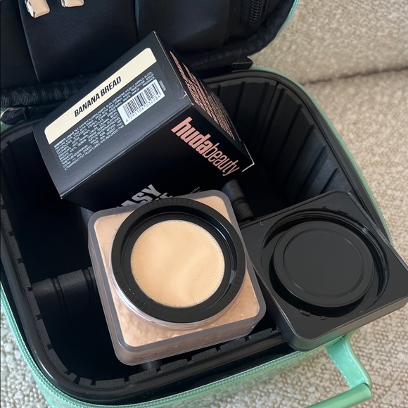 Huda Beauty Banana Bread Powder + Makeup Organizers - Picture 11 of 11